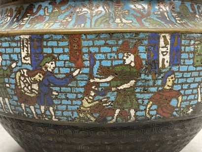 Cache pot en émaux cloisonnés, décor à l'antique....