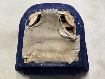 Canapé et fauteuil bleu. 
Travail de tapissier...