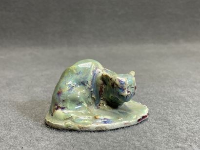 Bouquetière, chat et deux pichets en céramique...