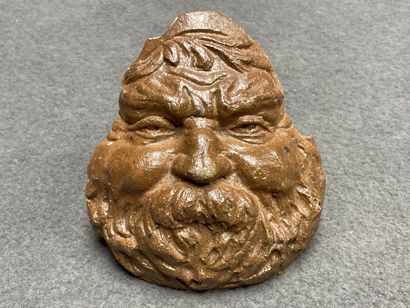 Visage de femme et d'homme en grès
Début...