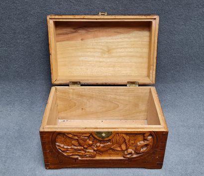 Coffret en bois exotique sculpté de poissons
Asie...