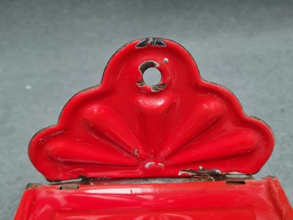 Série de pots à épices en fer émaillé rouge...