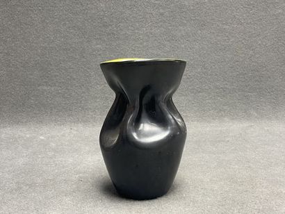 Vase en céramique jaune et noir. 
H. :20...