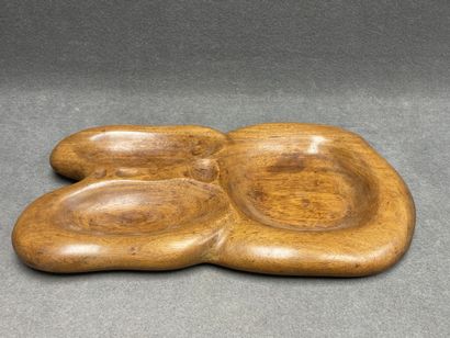Grand plateau en noyer sculpté evidé, de...