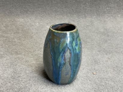 Quatre vases et un pichet en céramique émaillée....