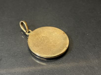 Pendentif en or et petites roses, + qu'hier...