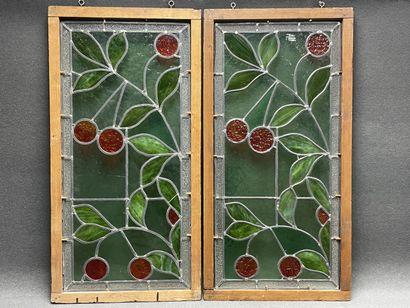Paire de vitraux à décor de cerises.
98 x...