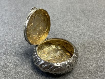 Flacon en verre, couvercle en argent, deux...