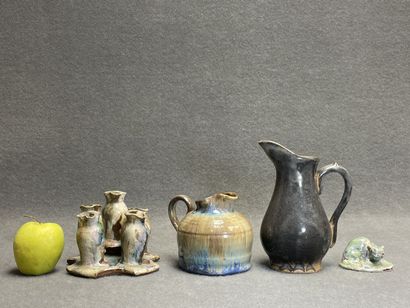 Bouquetière, chat et deux pichets en céramique...