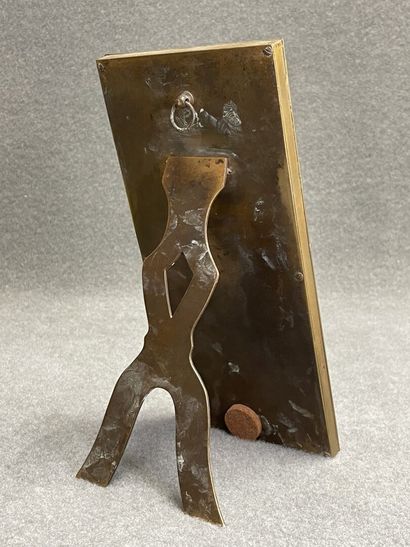 Presse papier en marbre rouge et bronze doré:...