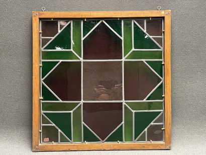 Vitrail à motif de croix.
63 x 63 cm.