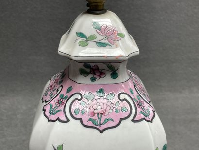 Pied de lampe en porcelaine à décor d'oiseaux,...