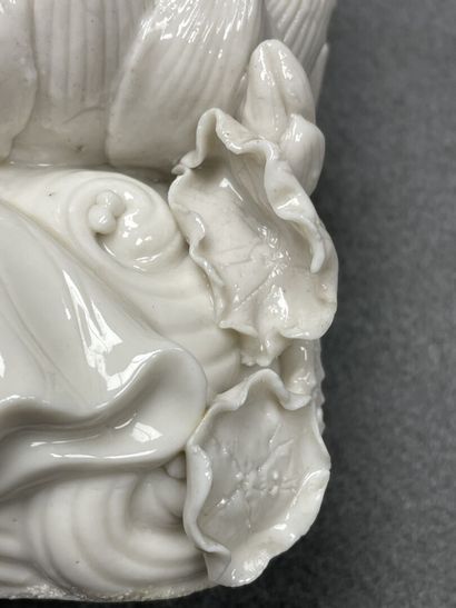 CHINE fin XIX°
Statuette en porcelaine dite...