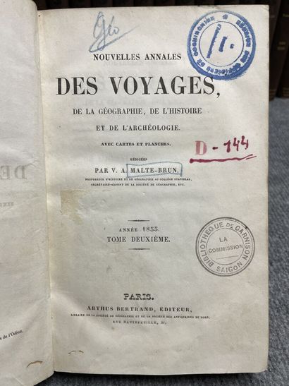 Lot de 45 livres reliés sur le voyage. 
-Nouvelles...