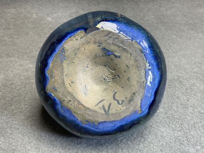Quatre vases et un pichet en céramique émaillée....