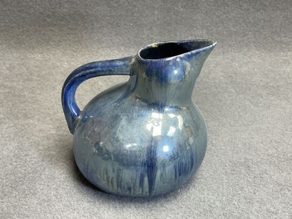 Quatre vases et un pichet en céramique émaillée....