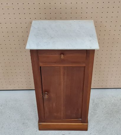Chevet simple en placage.
Fin XIX°
70 x 35...