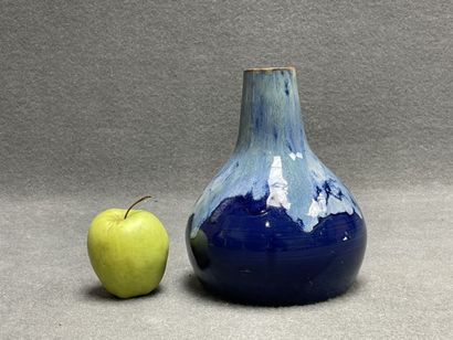 Vase en céramique du Morvan, émaillée bleu....