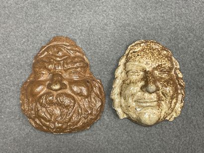 Visage de femme et d'homme en grès
Début...