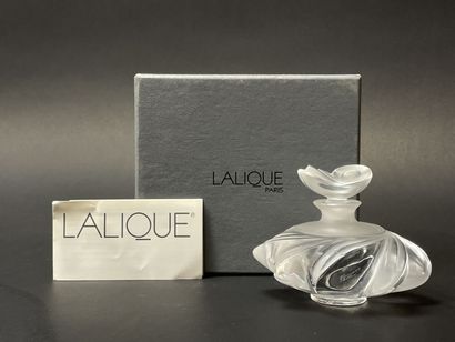LALIQUE France, flacon en cristal moulé,...