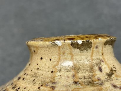 Vase boule en grès émaillé 
H. :15 cm. 
...