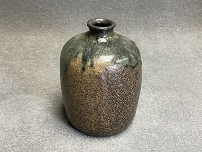 Quatre vases et un pichet en céramique émaillée....