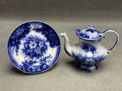Théière et coupe en faïence de Sarreguemine,...