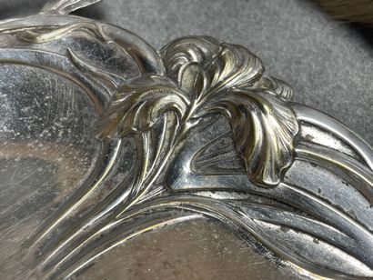 Ramasse miette en métal argenté Art Nouveau.
L....