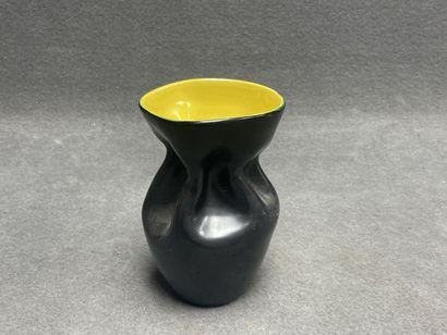 Vase en céramique jaune et noir. 
H. :20...