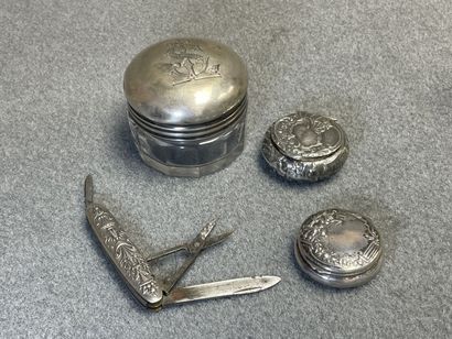 Flacon en verre, couvercle en argent, deux...