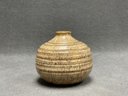 Vase boule en grès émaillé 
H. :15 cm. 
...