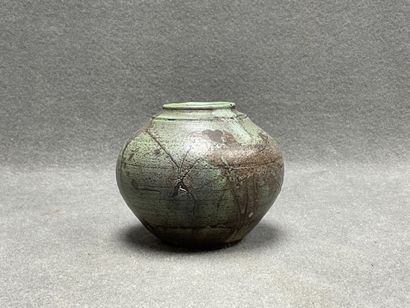 Vase boule en grès émaillé
H. :13 cm.