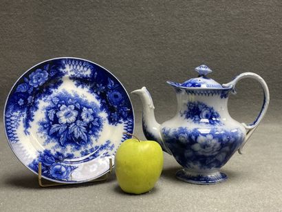 Théière et coupe en faïence de Sarreguemine,...