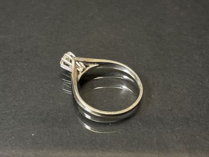 Solitaire en or gris, et diamant environ...