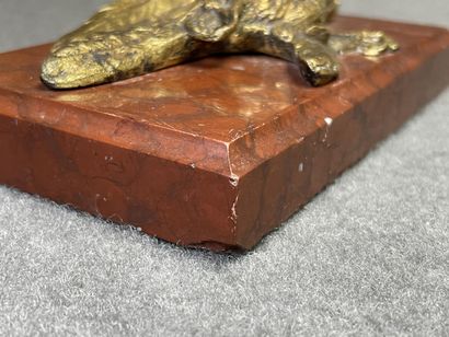 Presse papier en marbre rouge et bronze doré:...