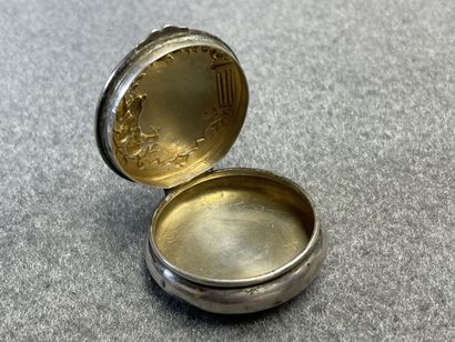 Flacon en verre, couvercle en argent, deux...