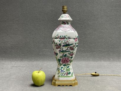 Pied de lampe en porcelaine à décor d'oiseaux,...