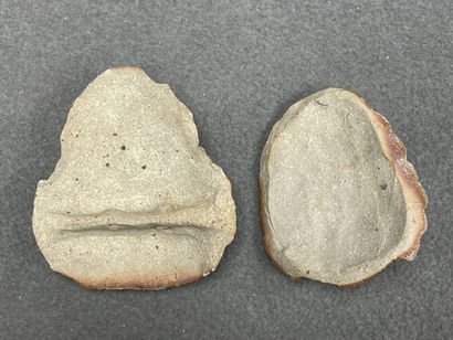 Visage de femme et d'homme en grès
Début...