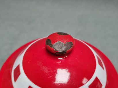 Série de pots à épices en fer émaillé rouge...