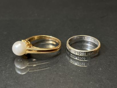 Bague en or sertie d'une perle et alliance...