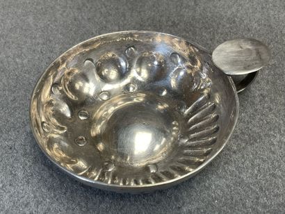 Taste vin et petite boite ronde en métal...