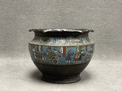 Cache pot en émaux cloisonnés, décor à l'antique....