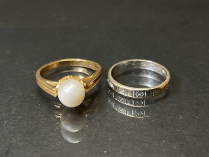 Bague en or sertie d'une perle et alliance...