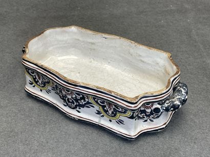 Saint Clément fin XVIII°: commode en faience.
12...