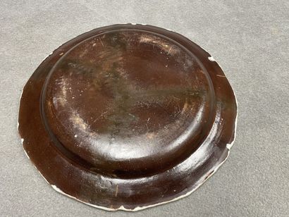 Grand plat cul noir en faïence XVIII°. 
D....
