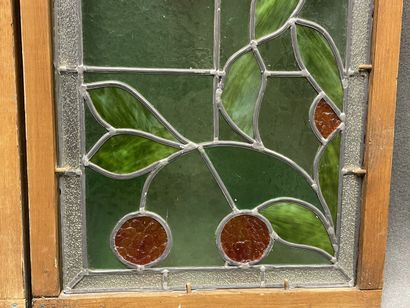 Paire de vitraux à décor de cerises.
98 x...