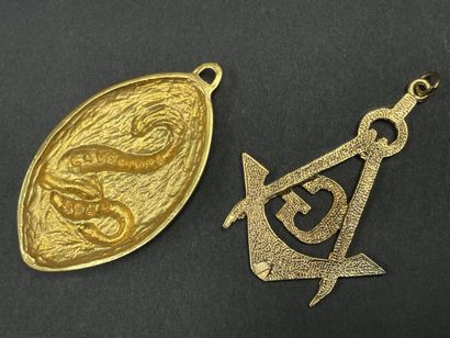 FRANC MACONNERIE: Deux pendentifs en bronze
H:...