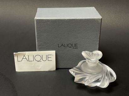 LALIQUE France, flacon en cristal moulé,...