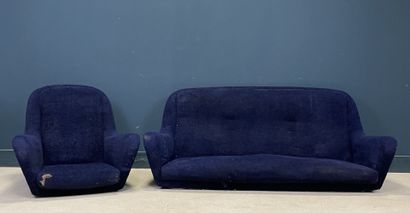 Canapé et fauteuil bleu. 
Travail de tapissier...