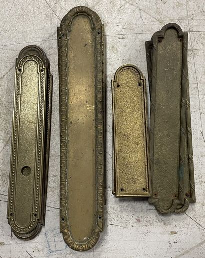 Dix sept plaques de propreté en laiton